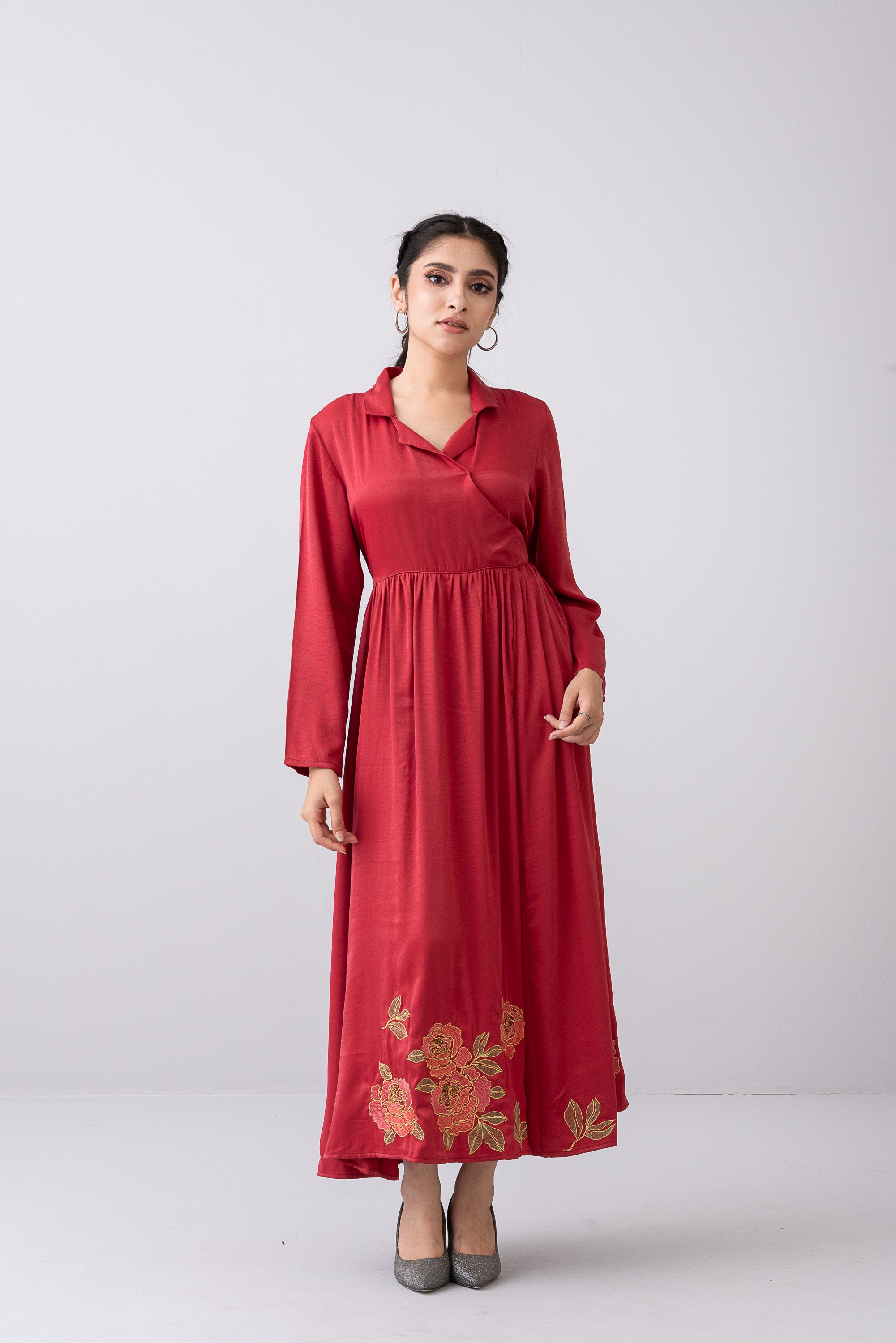 City Fashion Rose-Detailed Satin Long Dress